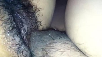 Блядь с сочной задницей и с тугим анальным проходом докладает к вагине толстый страпон