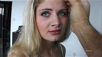 Коротко стриженная шлюха-блондинка насаживается на писюн после мастурбации